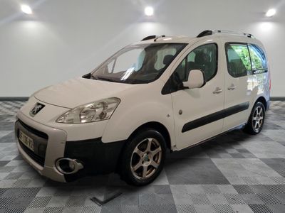 la petite camionnette blanche est garée sur un carrelage à carreaux