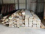 un gros tas de bois empilé dans un garage