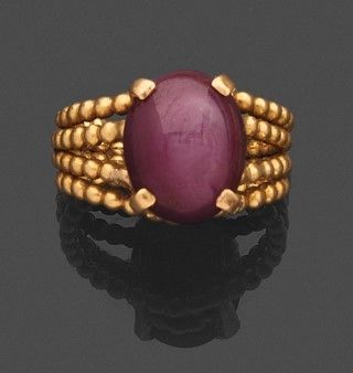 une bague en rubis et or