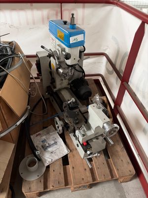 une machine posée sur une palette dans une pièce