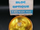un gros plan d'une lumière jaune sur une surface noire