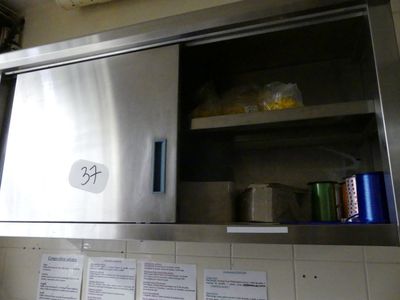 une armoire en acier inoxydable sur laquelle est apposée une pancarte