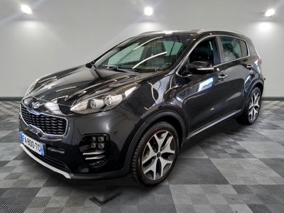 une voiture grise garée dans un garage au sol en damier
