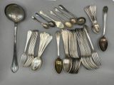 beaucoup de cuillères en argent et de cuillères à soupe sur la table