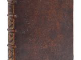 un vieux livre avec une couverture en cuir marron sur fond blanc