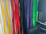 un tas de laisses de différentes couleurs accrochées à un mur