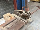 une machine posée sur une table devant un bâtiment
