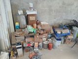 une pile de boîtes et d'autres objets dans une pièce