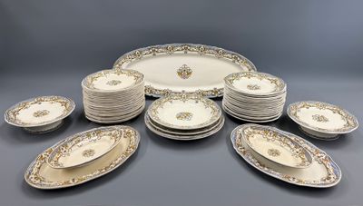 une photo montrant un grand nombre d'assiettes et de bols