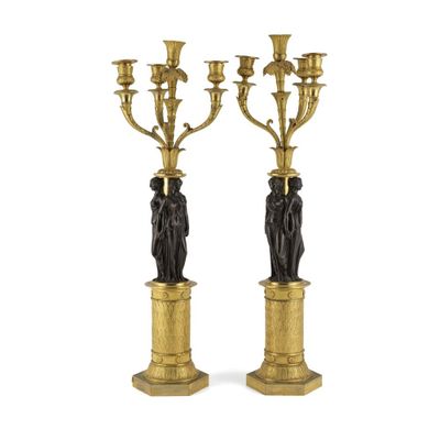 paire de chandeliers anciens en laiton ornés de figurines sur socles