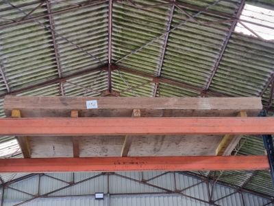 une poutre en bois au milieu d'un bâtiment