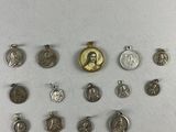 un ensemble de médailles d'argent et d'or, ainsi qu'une médaille d'or sur un fond blanc