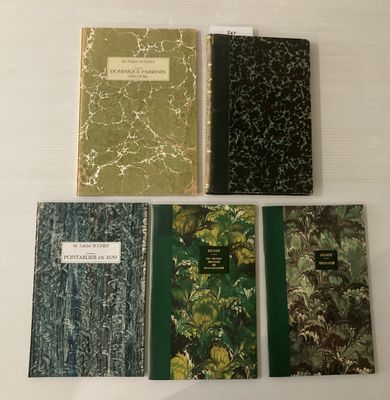 quatre livres posés les uns à côté des autres sur une table