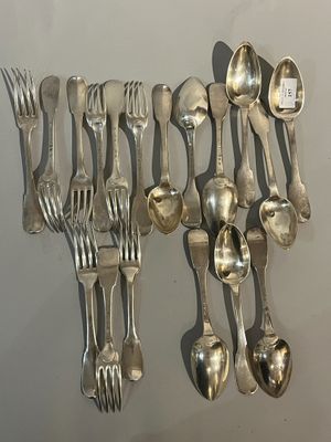 de nombreuses cuillères et fourchettes en argent accrochées au mur