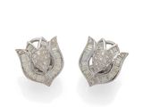 une photo d'une paire de boucles d'oreilles en diamant et en or blanc