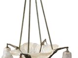 l'image d'un lustre auquel sont suspendues cinq lampes