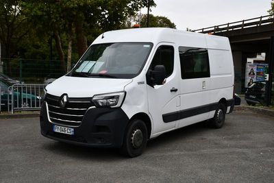 une camionnette blanche garée dans un parking