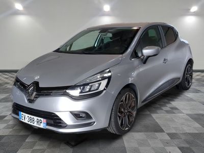 une voiture argentée garée dans un garage au sol en damier