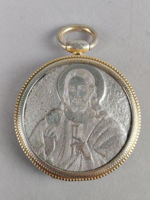 un gros plan d'une pièce d'argent sur laquelle figure le portrait d'un homme