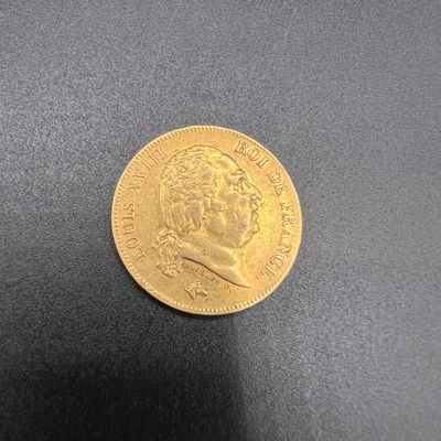 gros plan d'une pièce d'or sur une surface noire