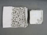 deux serviettes et un porte-serviettes sur une table