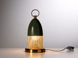 une lampe posée sur une table à côté d'une souris
