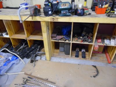 une photo d'un établi dans un garage rempli d'outils