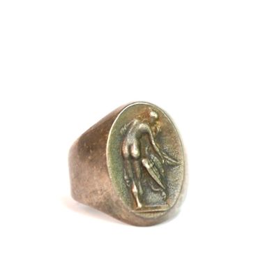 une image représentant une bague sur laquelle figure un oiseau