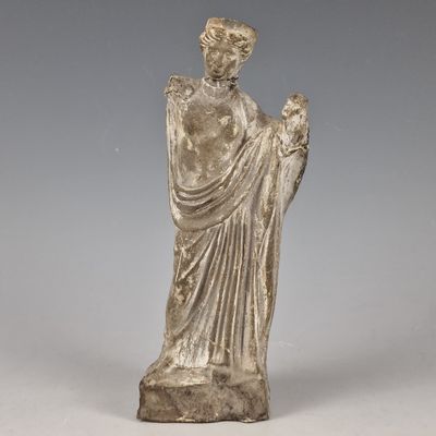 l'image d'une statue de femme tenant un oiseau
