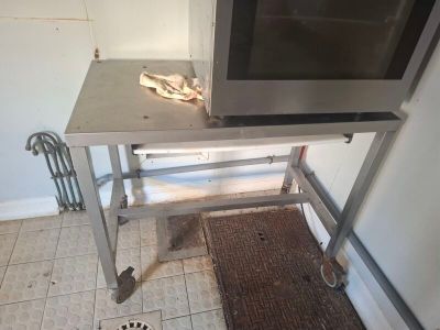 une photo d'une cuisine avec un micro-ondes posé sur un meuble