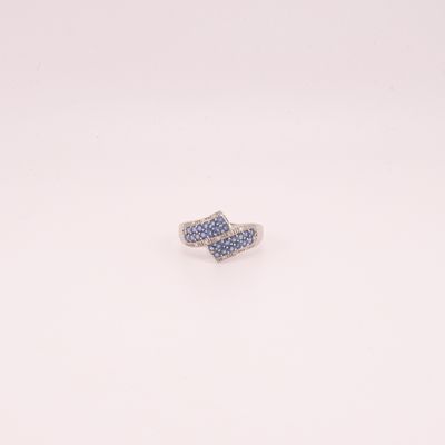 une photo d'une bague sertie de diamants bleus et blancs