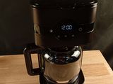 une cafetière posée sur une table en bois
