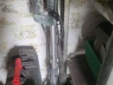 une photo d'une pièce en désordre avec des outils par terre