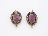 une photo d'une paire de boucles d'oreilles en améthore et en diamant