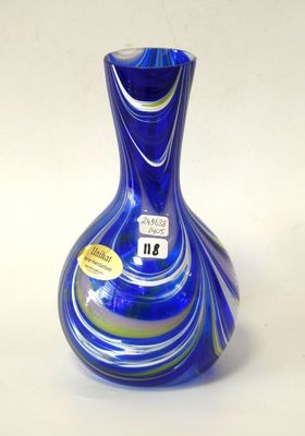 un vase en verre bleu sur lequel est accrochée une étiquette jaune
