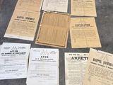Plusieurs vieux papiers sont éparpillés par terre, les uns à côté des autres.