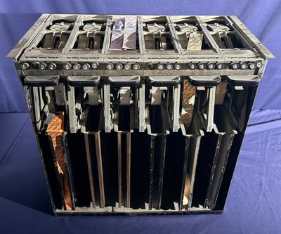 une boîte en métal contenant tout un tas de couteaux