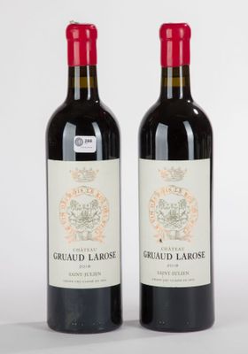 deux bouteilles de vin rouge posées l'une à côté de l'autre