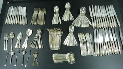 beaucoup de cuillères et de fourchettes en argent sur la table