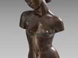 une image représentant une statue en bronze d'une femme tenant un téléphone portable