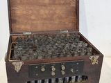 une vieille boîte en bois contenant un trousseau de clés