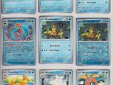 un gros plan sur un présentoir de cartes Pokémon posé sur une table