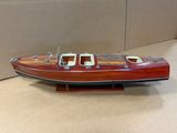 une maquette de bateau en bois exposée sur une table