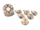 un grand nombre de tasses et de soucoupes posées sur une table