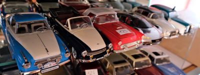 beaucoup de petites voitures posées sur une étagère
