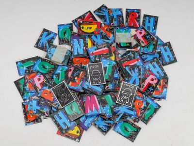 une pile d'aimants sur lesquels figurent des lettres et des chiffres
