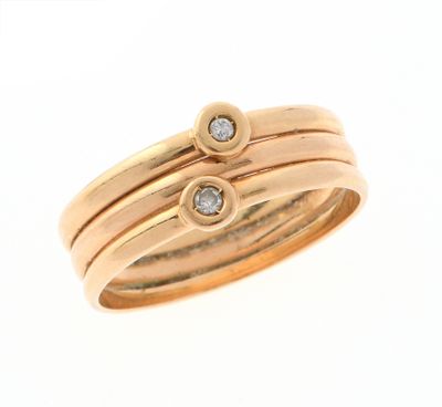 gros plan d'une bague en or ornée de trois diamants