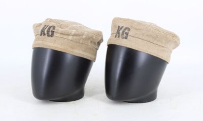 deux mannequins noirs coiffés de chapeaux kaki