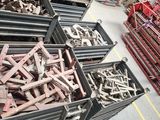 beaucoup de caisses en bois dans un entrepôt