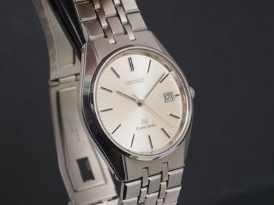 une montre en argent avec un cadran argenté et un bracelet en argent